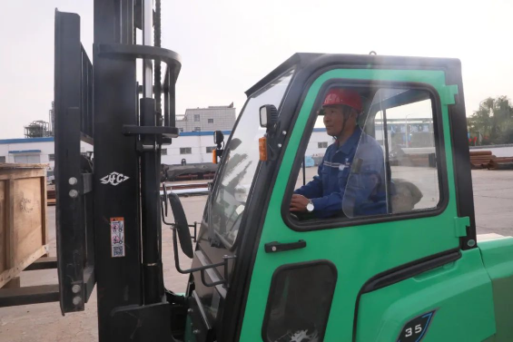 1696639340571491.png 物資采購部姜福勝正在進(jìn)行叉車托舉作業(yè).png