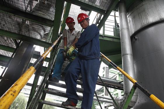 制氫車間喬松濤、高建華合力搬運(yùn)檢修設(shè)備