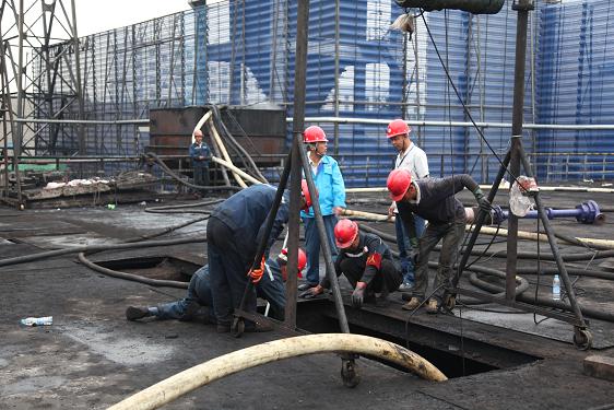 哪里有施工，哪里就有安全。安全環(huán)保部副部長李傳成、安全員任吉龍?jiān)诂F(xiàn)場檢查。