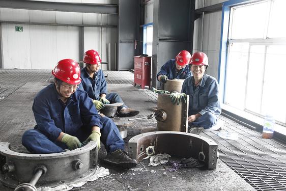 離心壓縮機(jī)的檢修是一項(xiàng)精細(xì)而又繁重的工作。檢修車間工作人員和制氫車間姬智裕等正在清理設(shè)備零件。