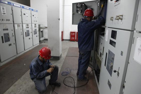 檢修電氣王西平、田創(chuàng)在給電路配線
